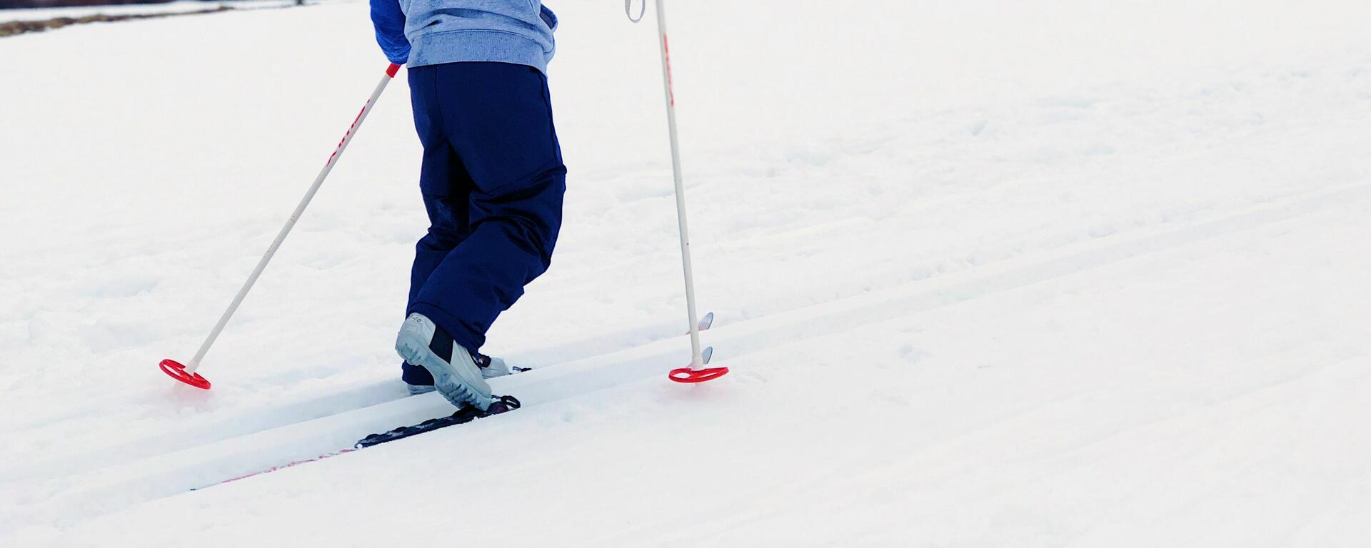 Kid skiing