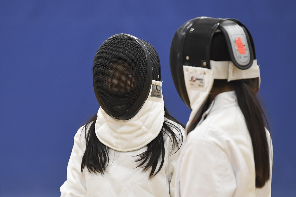 girls fencing 
