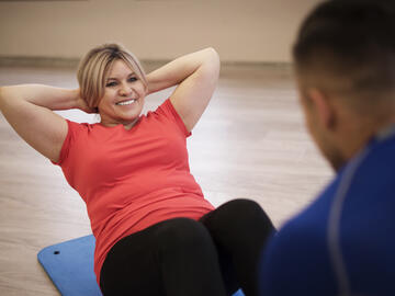 a women doing sit ups